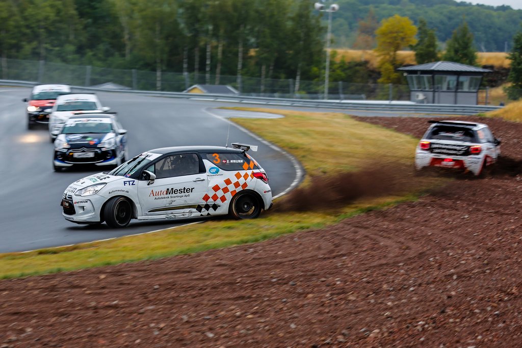 Dette sammenstød kostede dyrt for Sonny Nielsen og Kenn Bach. Mens Kenn Bach kom videre fra sandet, snurrede Sonny Nielsen desværre tværs over banen og blev ramt i siden af Louise Frost. Begge kørere er okay, men der skete en del skader.
(Foto: Bengt-Åce Gustavsson / Racefoto.se)